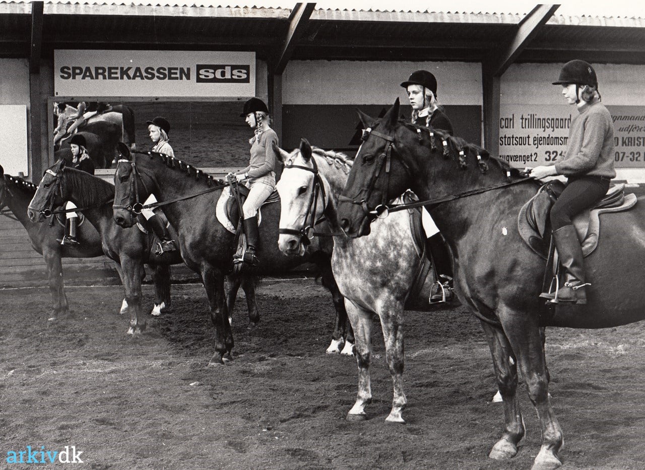 Stævne 1975 - Kender du rytterne? Foto: Dagbladet Vestkysten, Lånt af Ringkøbing lokal historisk arkiv